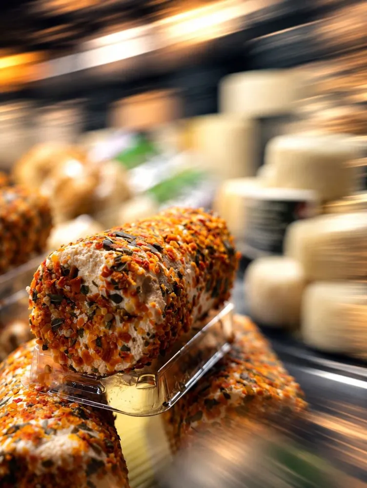 Gros plan sur un fromage aux épices