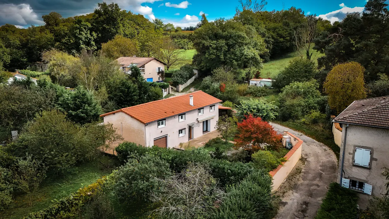 Vue aérienne par drone d'une maison dans la campagne iséroise