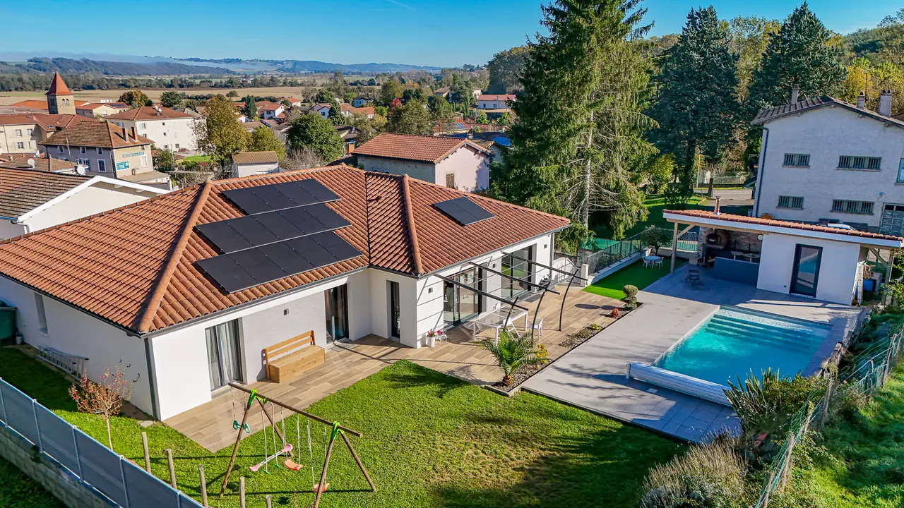 Photo aérienne par drone d'une maison avec piscine en Isère