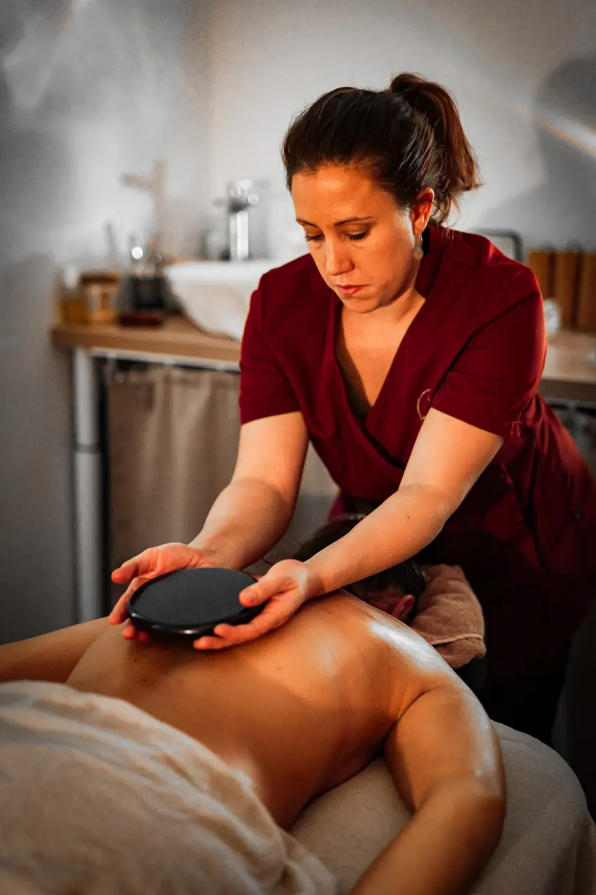 Photo d'une praticienne en institut de beauté