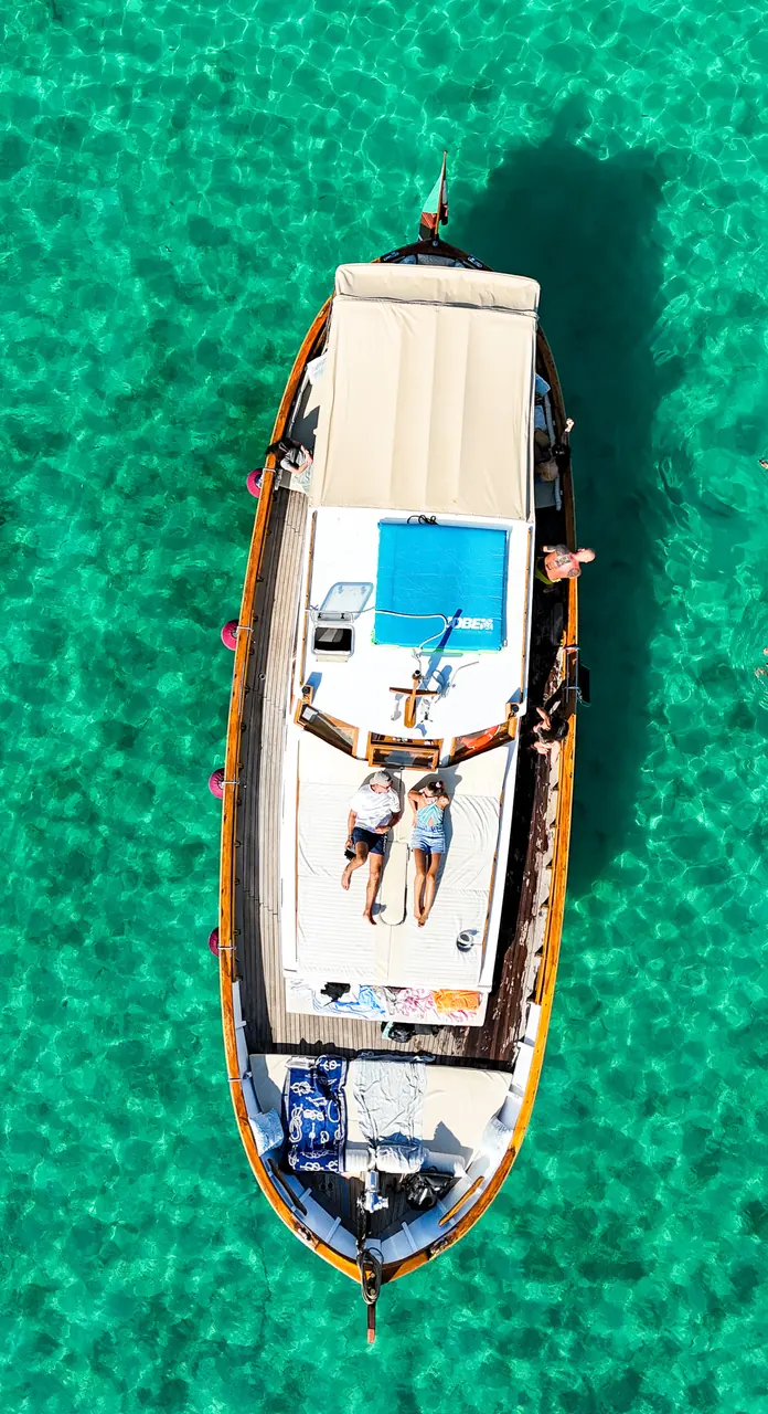 Photo drone verticale d'un bateau sur l'eau