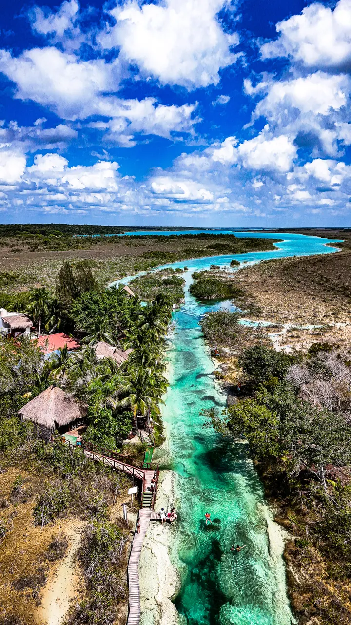 Vidéo drone d'une côte et d'une rivière turquoise